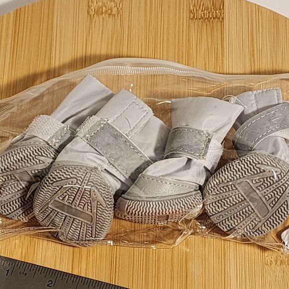Tails & Noses Doggy Boots Gray New With Tags size Medium (11-25 lbs) - Picture 1 of 9